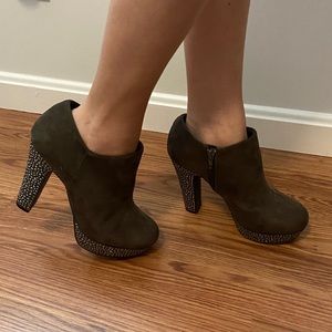 Gianni Bini brown suede heels